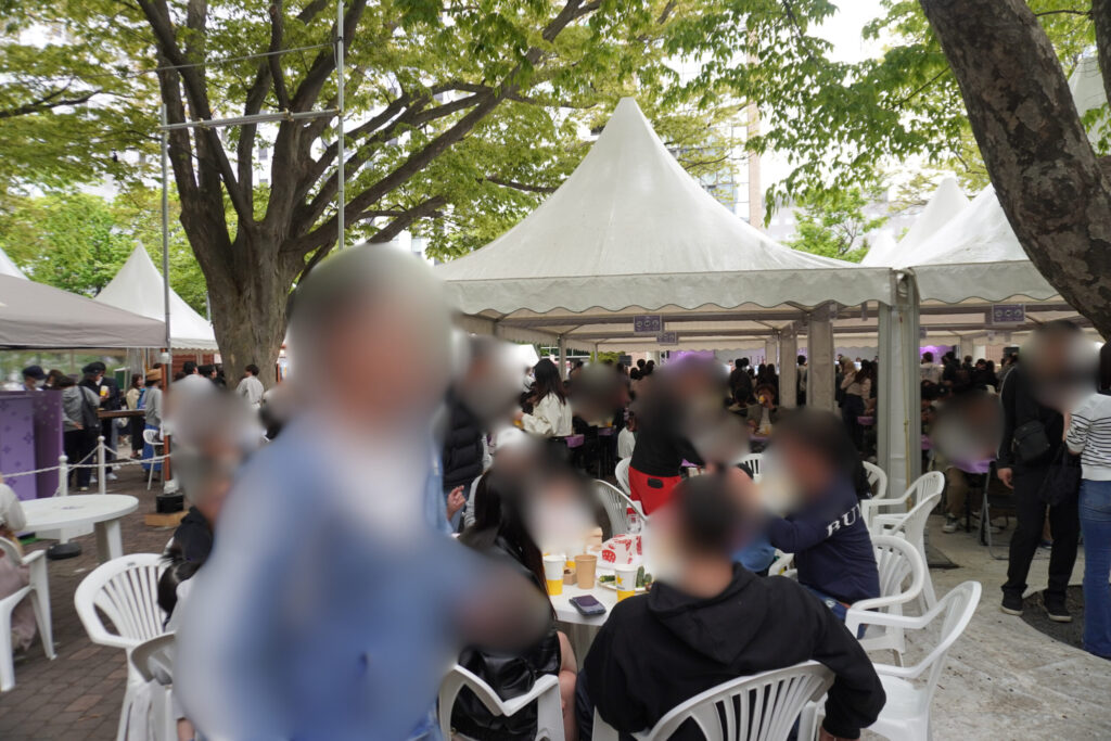 混雑していますね。こちら18日(日)の16時頃の6丁目会場。