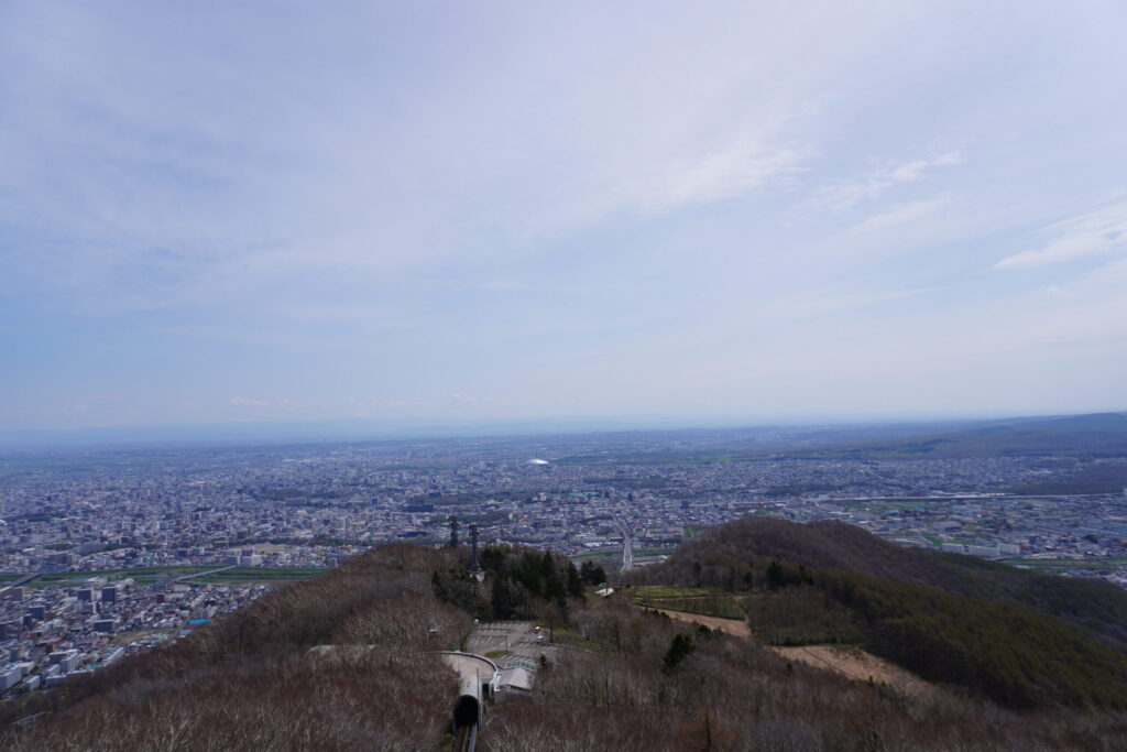 大和ハウスプレミストドームの奥に見えるのがエスコンフィールド北海道です。わかりますかね?笑