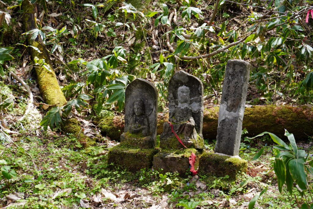 登山途中でたくさん出会うお地蔵さん。