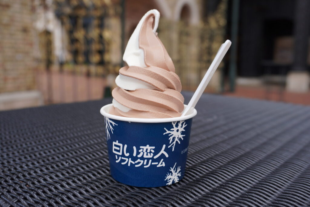 北海道産の生乳と「白い恋人」のチョコレートを使用したソフトクリーム