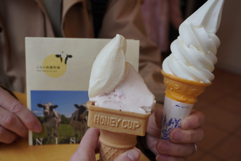 ソフトクリーム(380円)、アイスクリーム(450円)。どっちもあるのはするい!(笑)