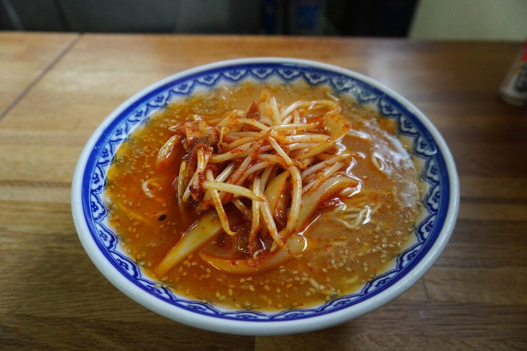 店員さんおすすめの辛味噌ラーメン850円。ピリ辛でおいしい🍜
