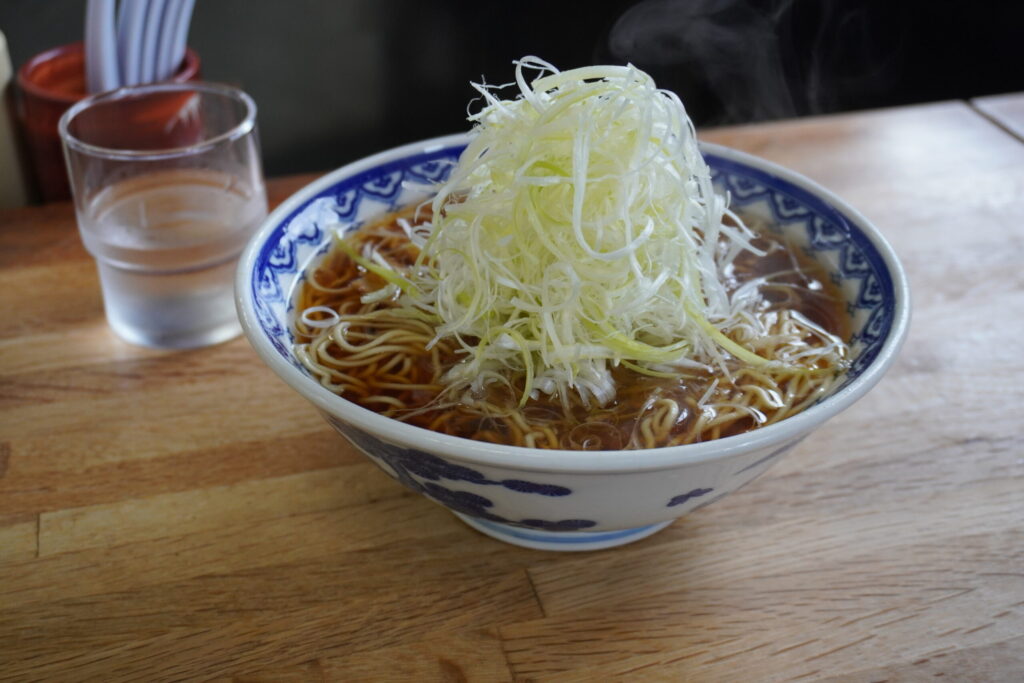 ネギ醤油880円。たっぷりのネギが美味しすぎる。チャーシューも最高。