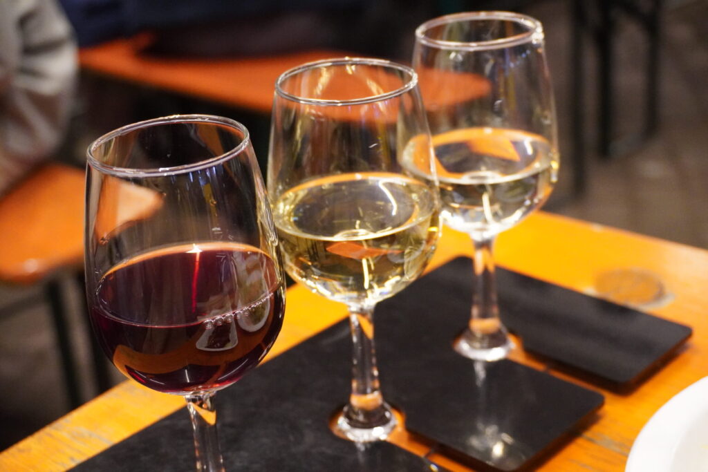 ワインの飲み比べ、ちょうどいい量で楽しめます。