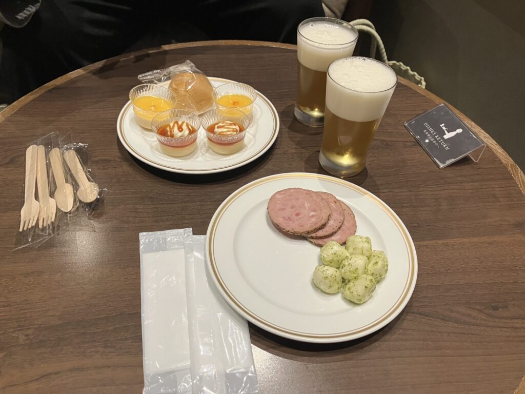 おつまみもデザートもちゃんと楽しみました(笑)手前がサラミとモッツアレラチーズ。美味しすぎた。