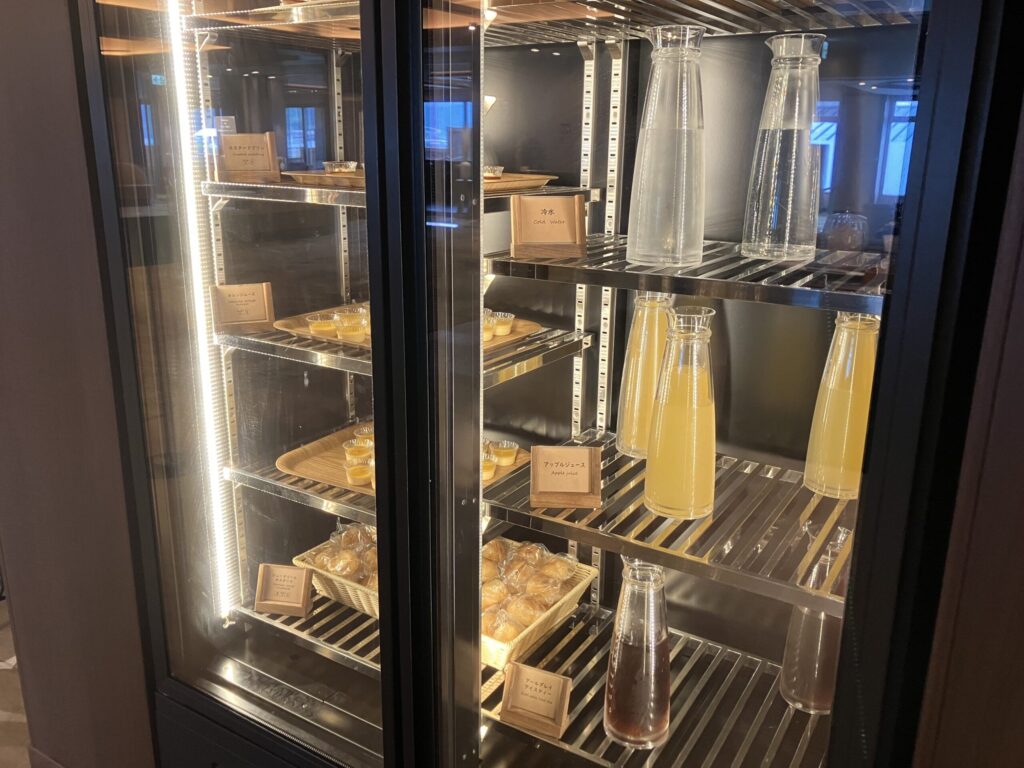 朝には牛乳やアップルジュースが用意されていました。