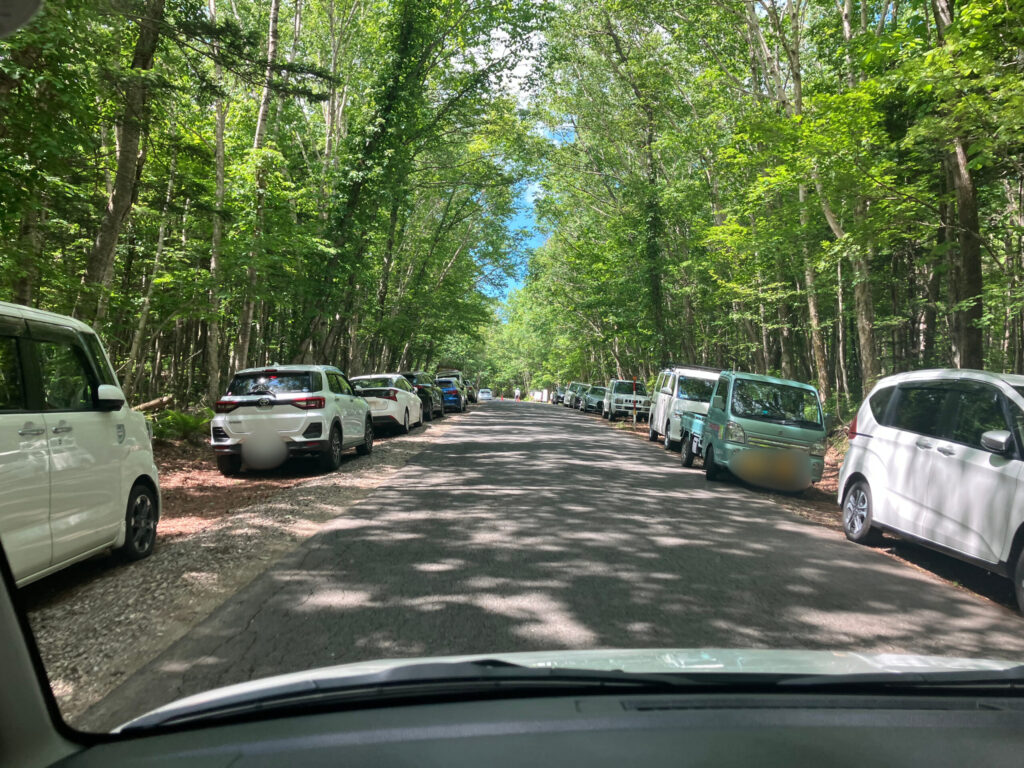 五合目ゲートに駐車している車たち。かなりの数でした。