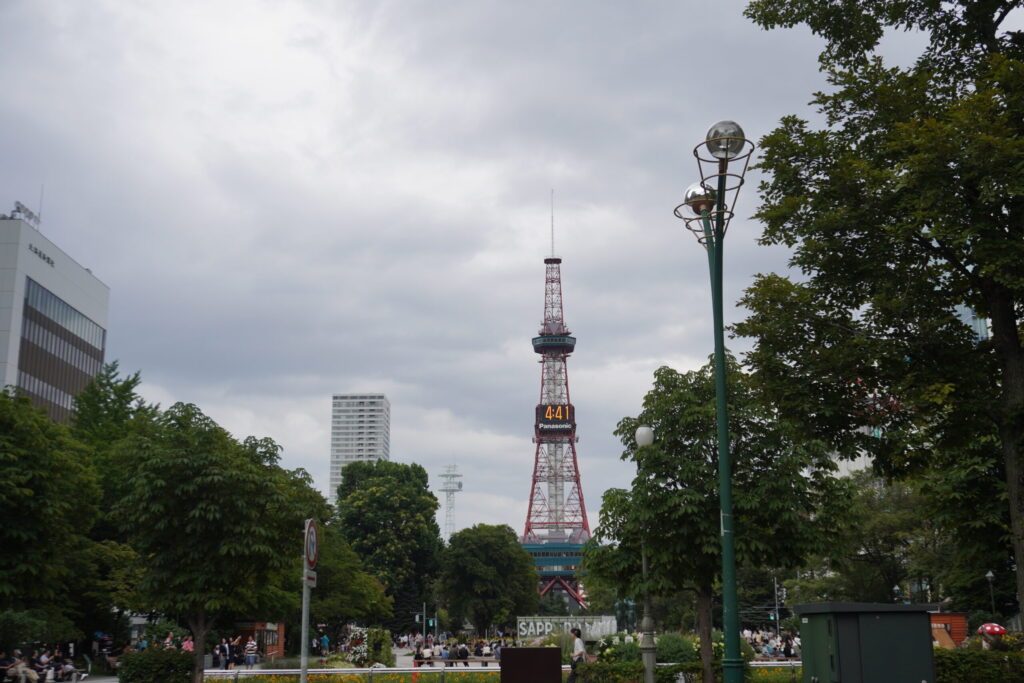 さっぽろテレビ塔。天気が良いともう少し映えるのですが…