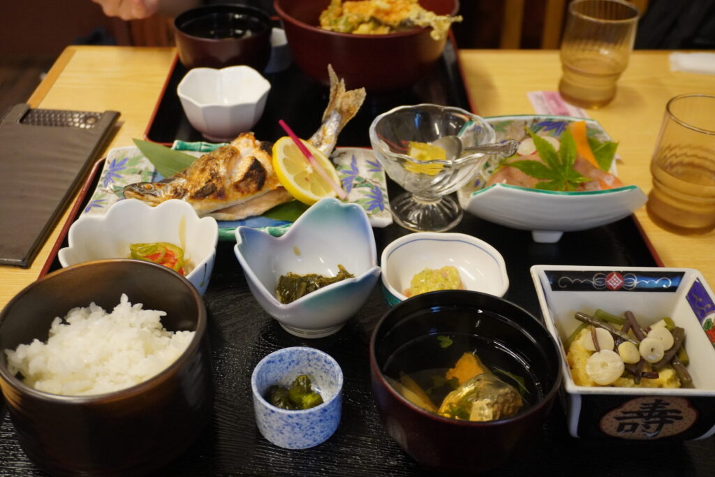 姫ます定食 3,600円。姿焼きも刺身も満喫できます。