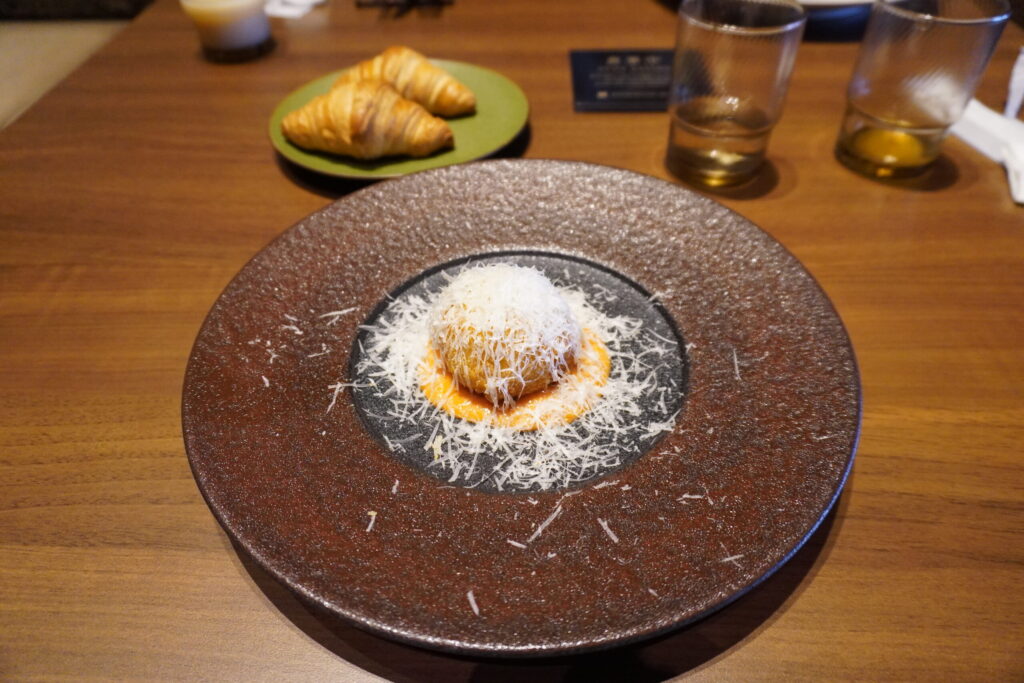 鮭のクリームチーズコロッケ。目の前で用意してくれます!