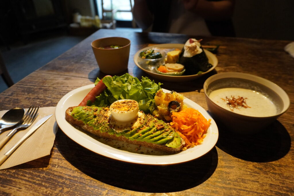 おにぎりプレート&オープンサンドプレート。各1300円。ドリンク料金は別となります。