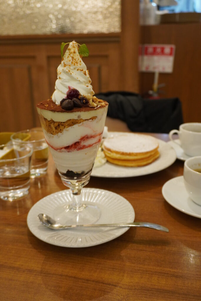 かなりボリューム満点のパフェとパンケーキでした✨