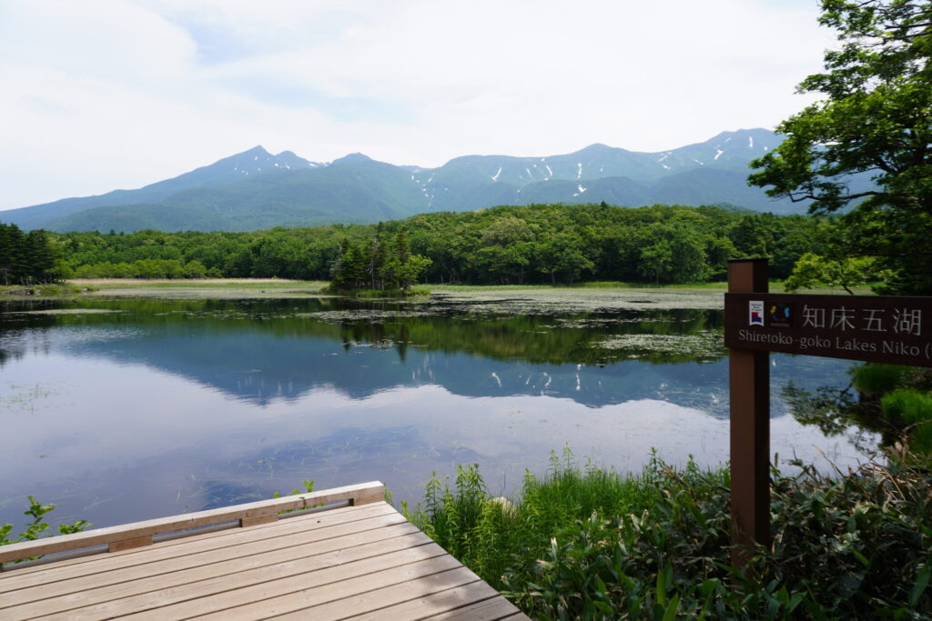 湖に反射する山々が綺麗です。