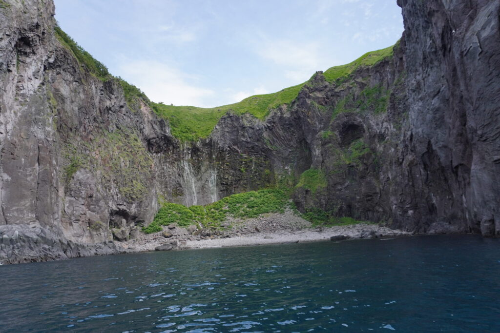 知床八景フレペの滝を海上から。