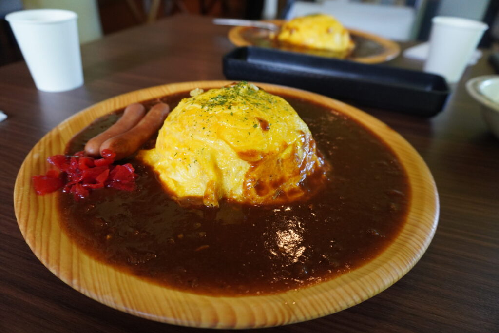富良野名物オムカレー。富良野オムカレーとうたうための定義があるそうです。