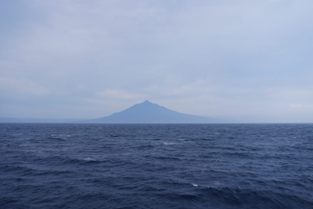 利尻岳も綺麗に見えました!結果的のこの旅でみた一番きれいな利尻岳が行きのフェリーからでした。