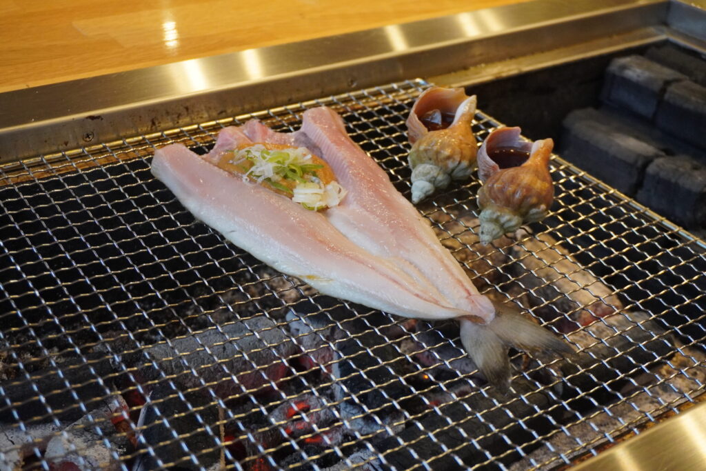 生のほっけを炉ばたで焼きます。ふわふわで絶品。