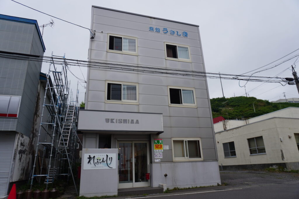 宿の外観。夜は静かでした。(島全体が静かなのかな?)