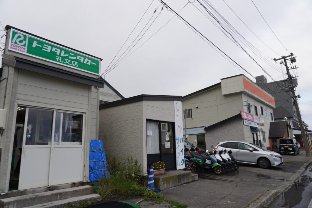 レンタカー屋は島に2件。横並びです。