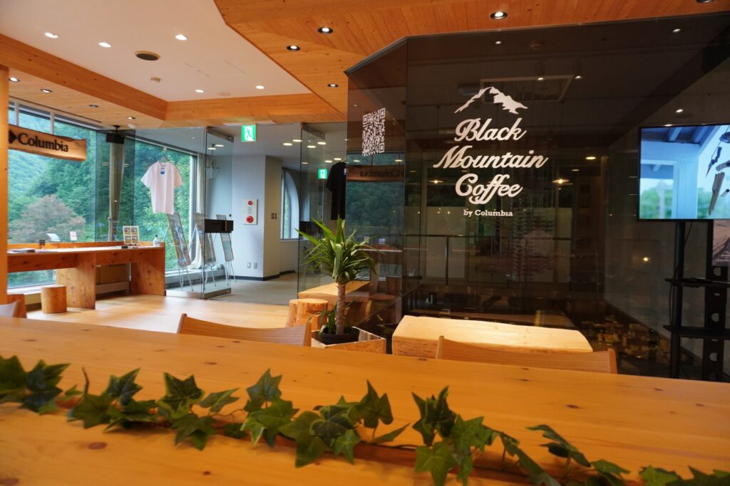 おしゃれな店内。グッズショップも併設。