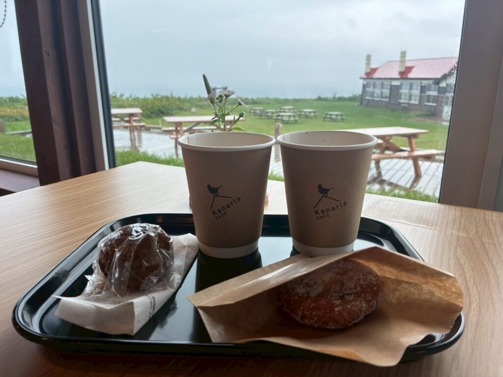 珈琲とおやつ（うのずドーナツ＆れぶんまんじゅう）のセットで各750円。