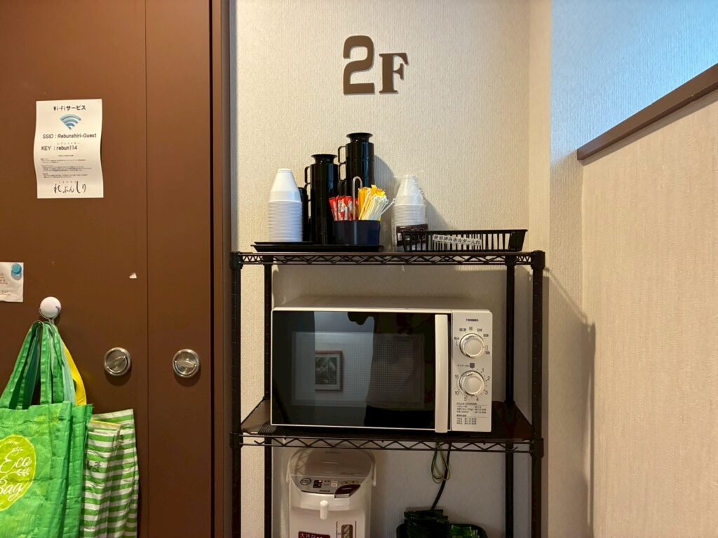 コーヒー＆お茶と電子レンジとが設置。