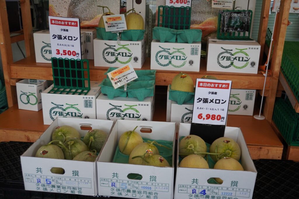 もちろんメロンの販売も。かなりお値打ち。