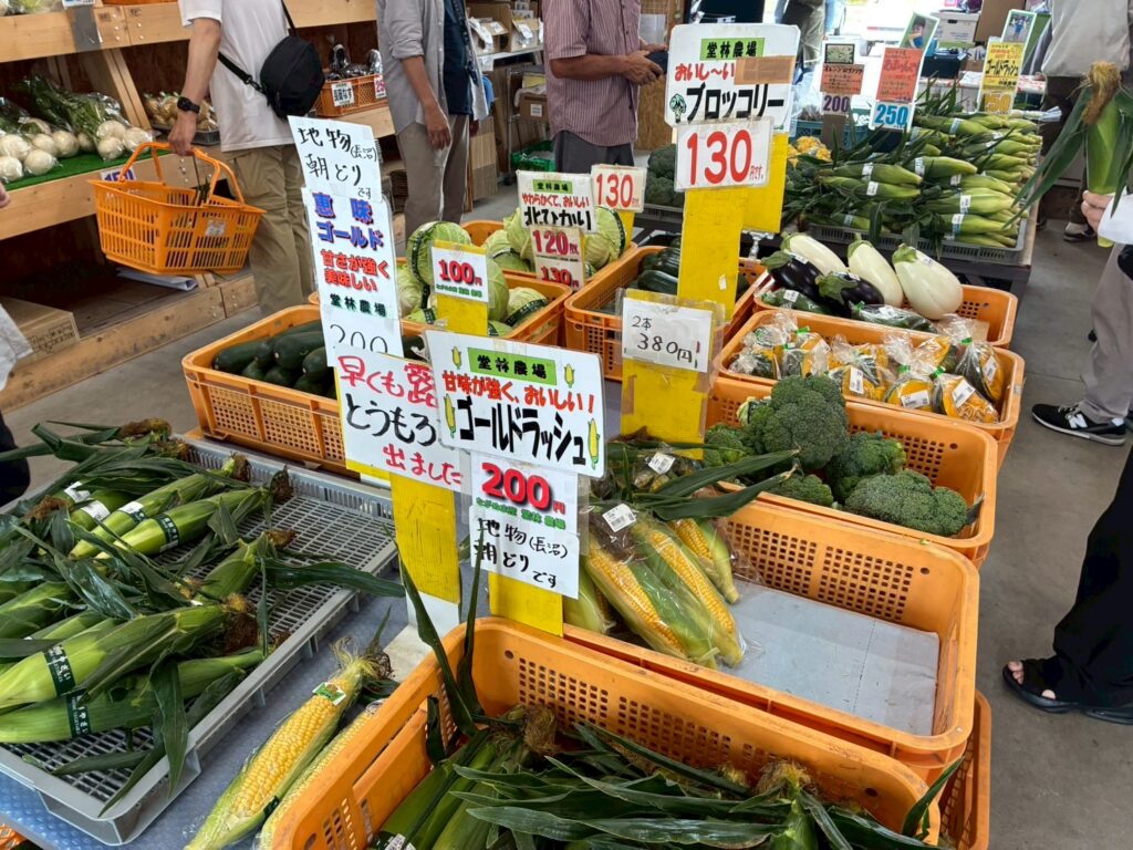 朝から大賑わいのファーマーズマーケット。