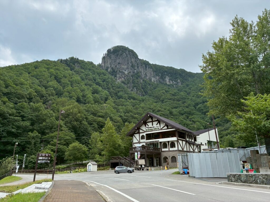 層雲峡駅。トイレや売店・カフェも完備の駅です。