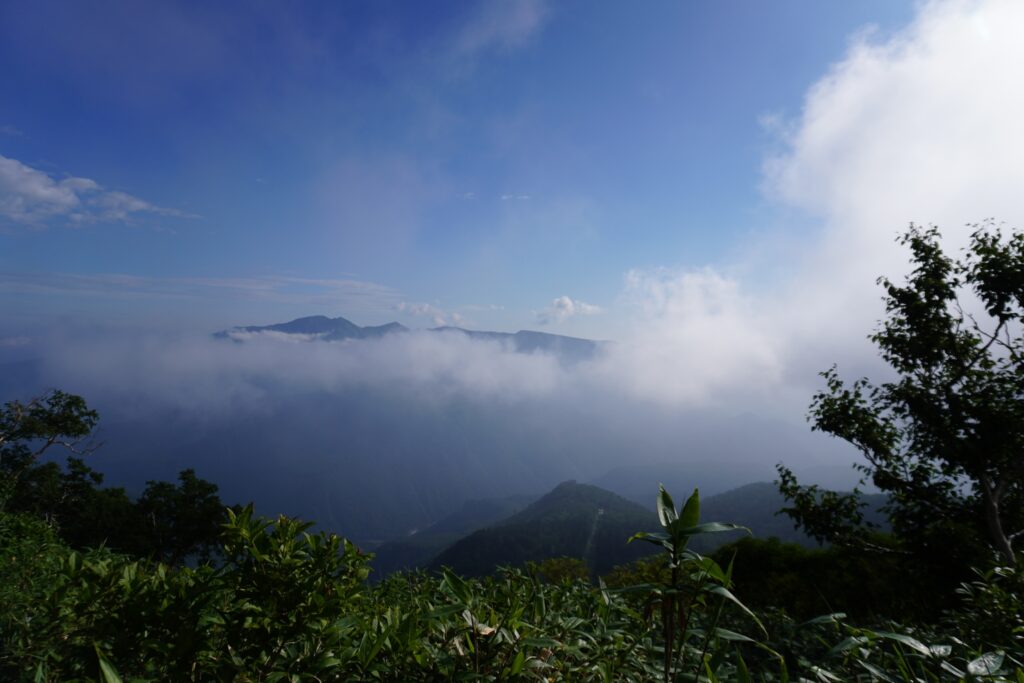 晴れ間が見えたり、雲が覆いかぶさったり、短い登山時間の中でも様々な景色を見せてくれました。