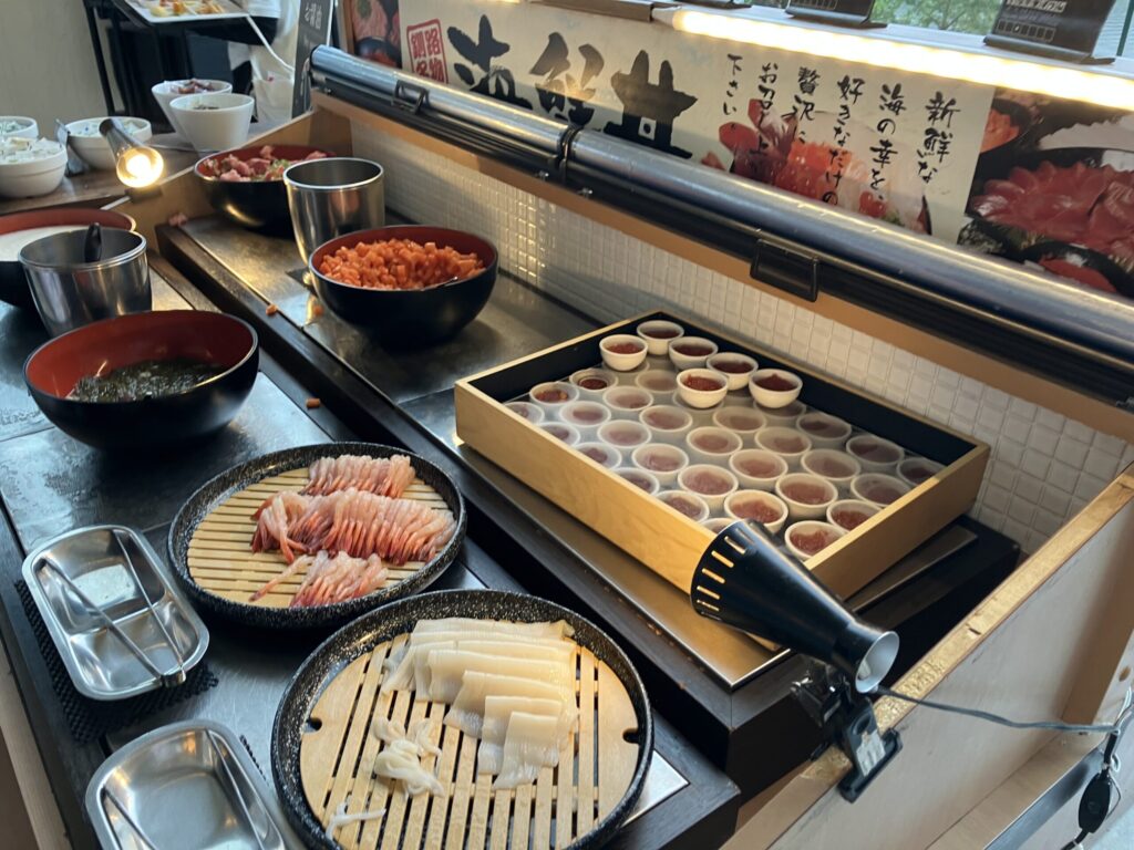 海鮮丼コーナー。いくらの粒はさすがに小さい!(笑)