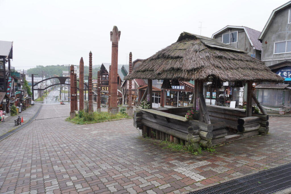 この太い道を中心に左右にお店が連なっているため、雨でも散策しやすいです。