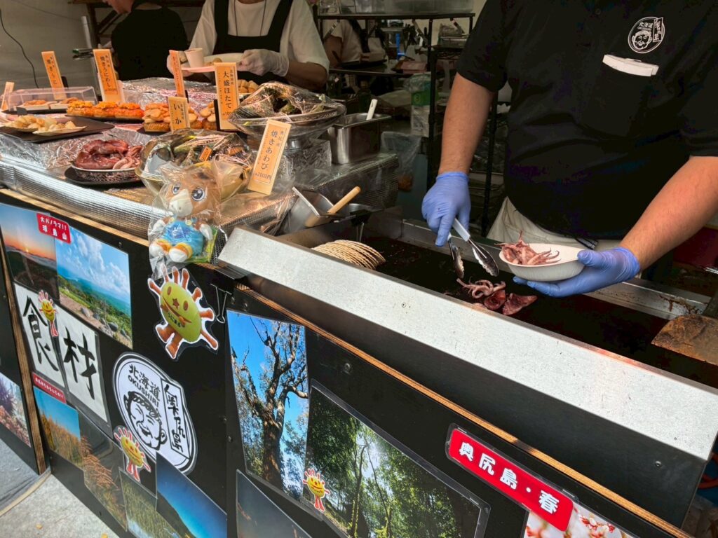 目の前で調理をしてくれます。奥尻町のいか焼き一皿800円。