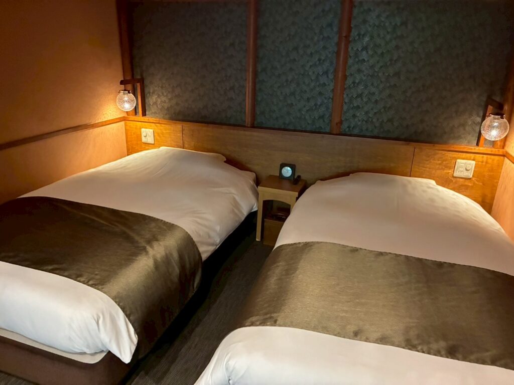 ベッドも広々。シモンズ製。