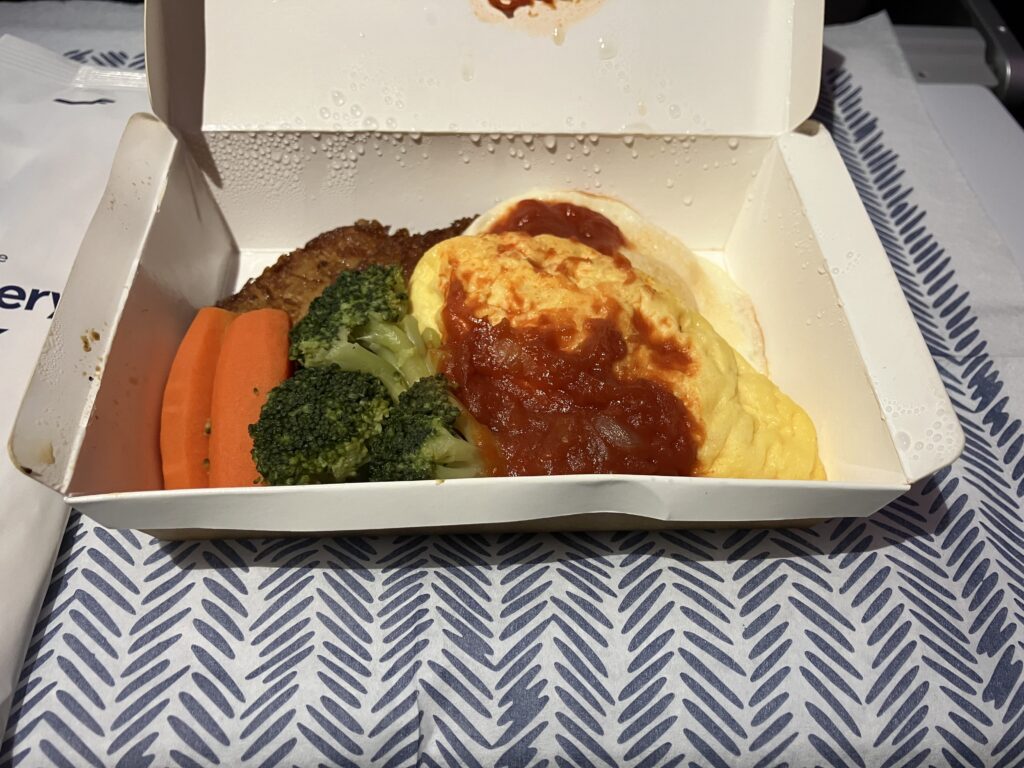 オムレツと目玉焼きというこれまた不思議な組み合わせ。