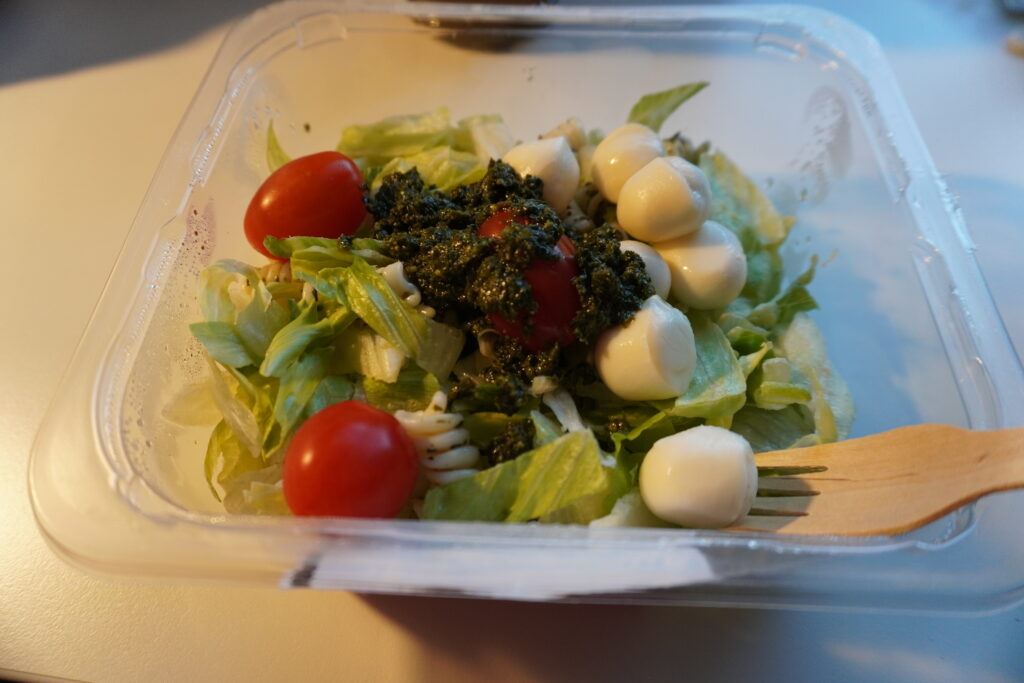 サラダ。フィンランドのスーパーは野菜がたくさんでした。