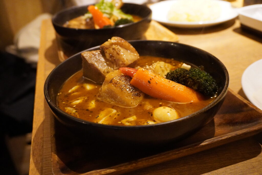 味は間違いない。やわらかチキンレッグと野菜のスープカレー2300円。あぶり角煮と野菜のスープカレー2500円。