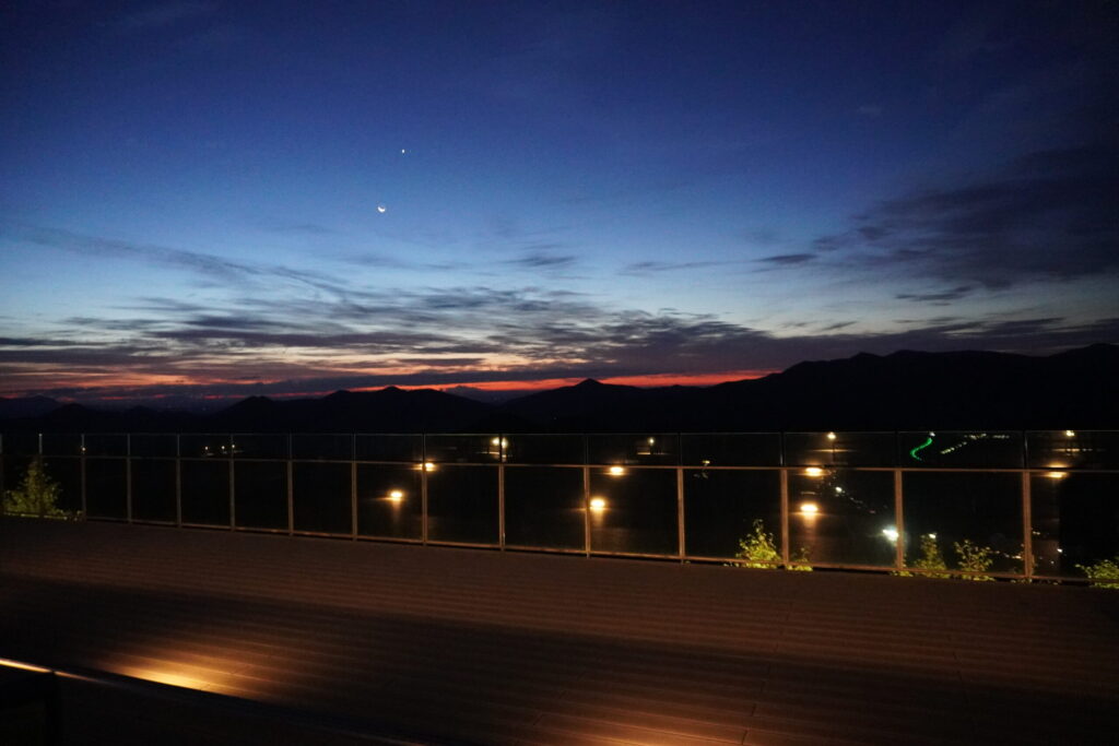 夜明け前に雲海テラスに到着。