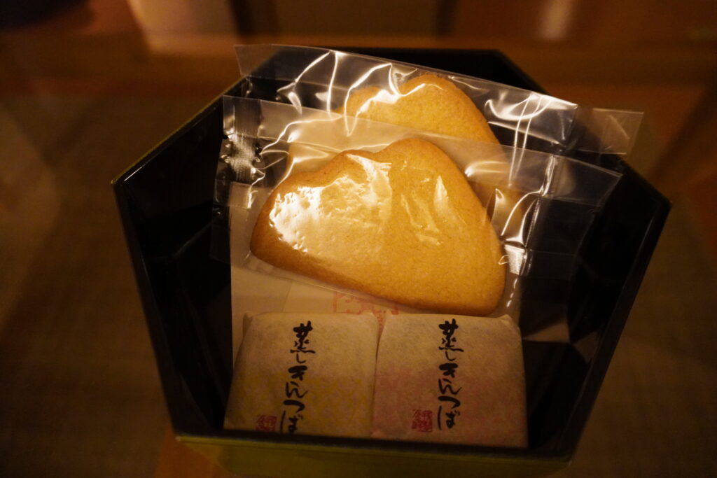 お部屋のお茶菓子。ハレとケ洋菓子店のサブレ。