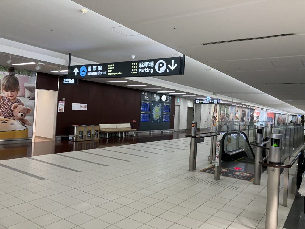 2階通路はシンプル。動く歩道ですいすい。