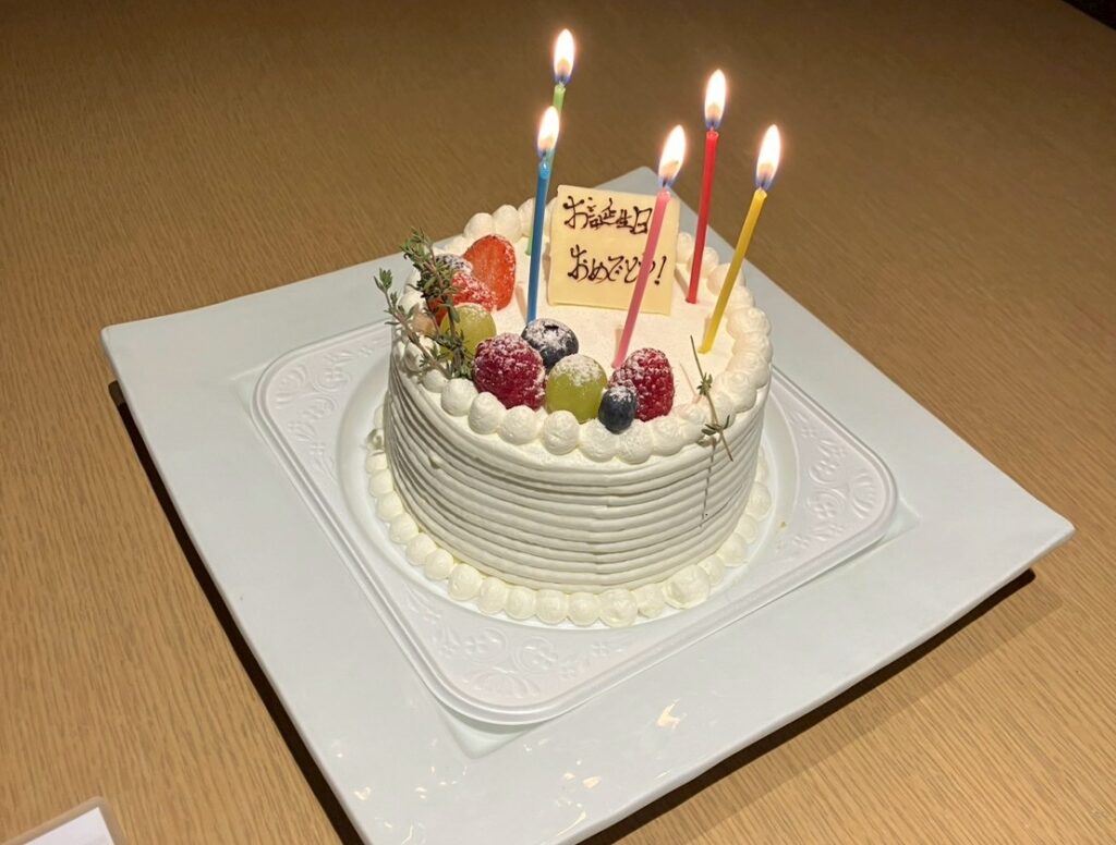 アニバーサリープランの誕生日ケーキ。かわいい~💖写真も撮ってくださいました。
