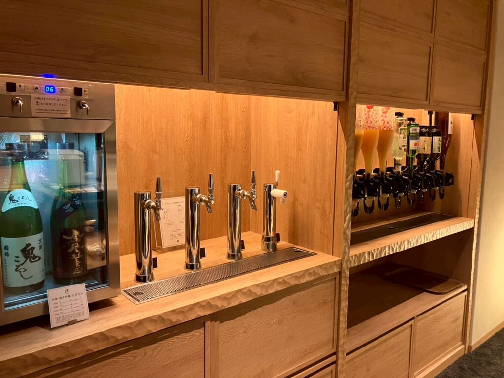 ビールサーバー。サワーや梅酒、ウイスキーなどなど種類豊富。