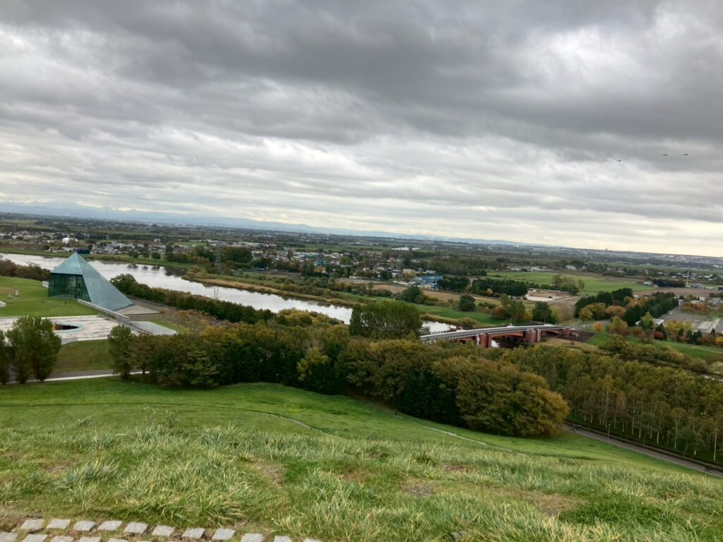 10月中旬のモエレ沼公園。天気が悪いのが残念ですが・・・