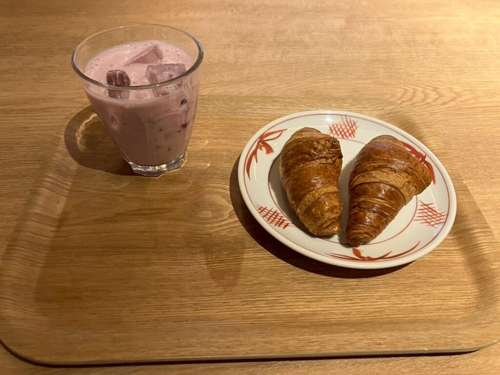 朝のフルーツ牛乳とクロワッサン。