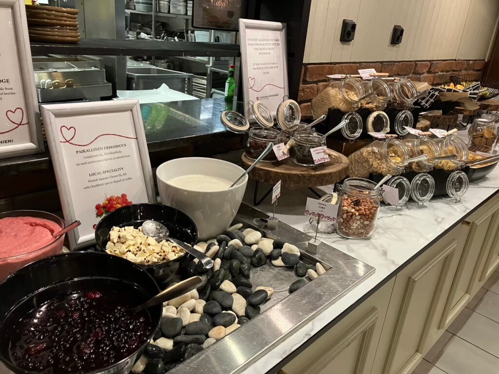 ヨーグルトの付け合わせもたくさん。