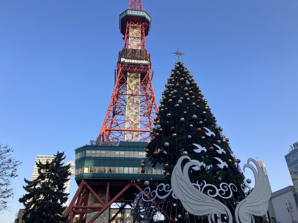 昼間のツリー。休日14時頃、ほとんど人はいなかったので写真撮り放題でした。