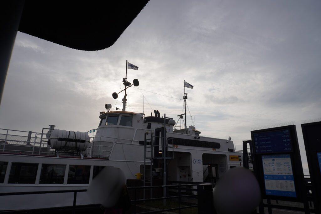 この船でのんびり向かいます。