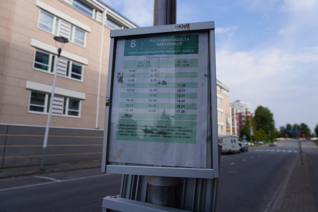 バス停の時刻表。