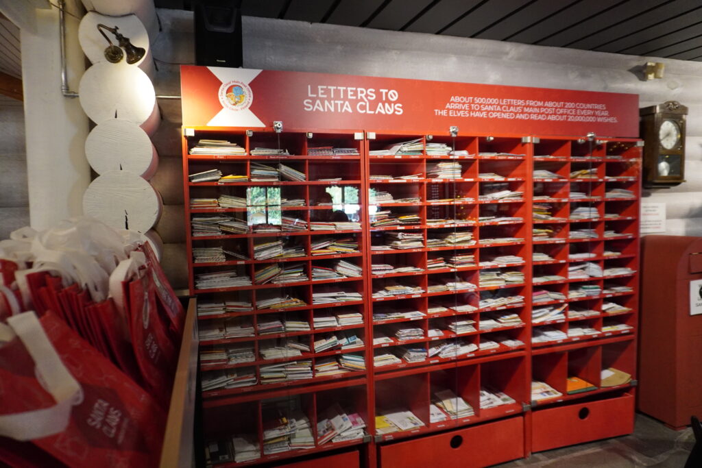 ここには世界中から送られてきたサンタクロースへの写真がずらり。