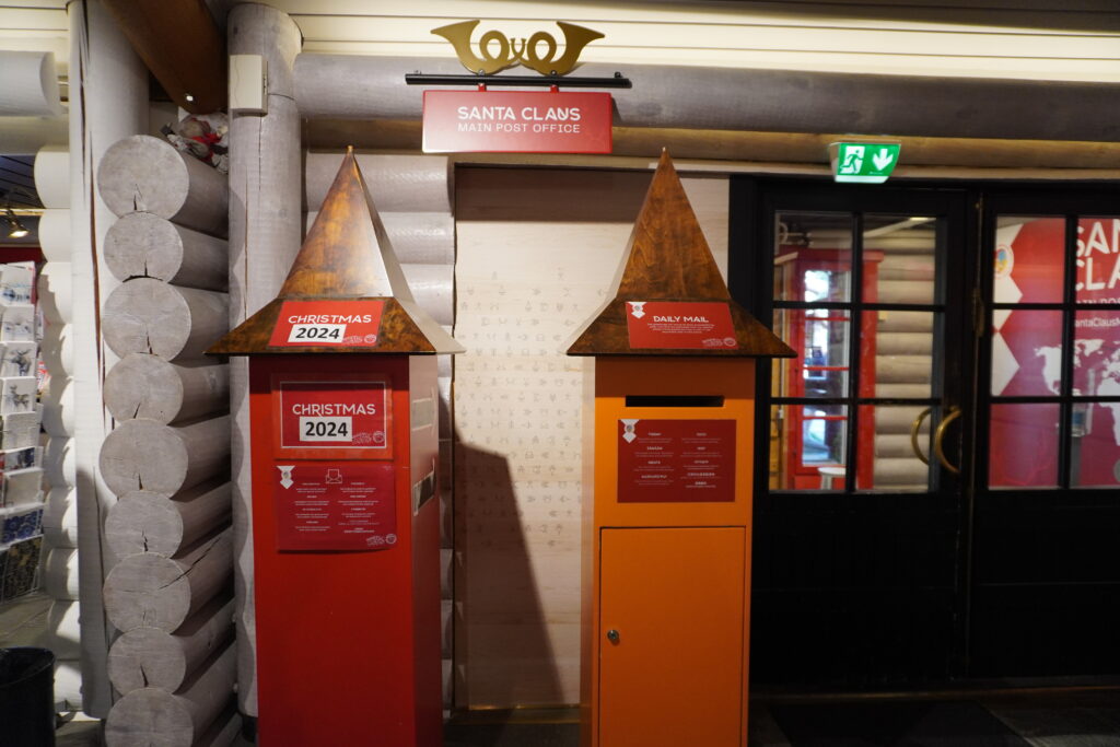 左のクリスマスに届くポストに投函！